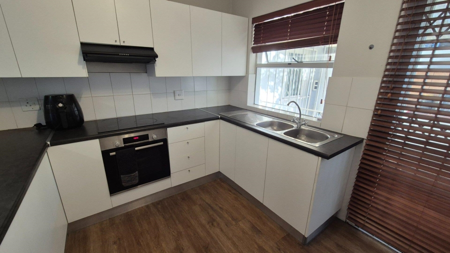 To Let 3 Bedroom Property for Rent in Loevenstein Western Cape